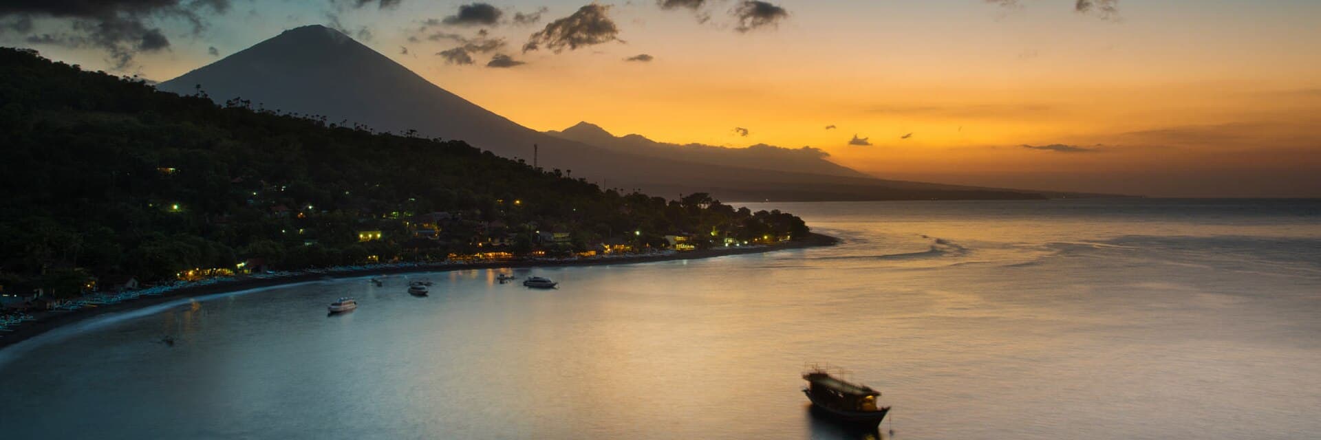Baai van Amed bij zonsondergang met de Gunung Agung op de achtergrond