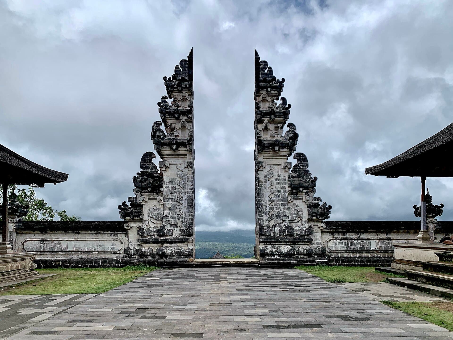 De gespleten poort van de Lempuyang-tempel met wolken op de achtergrond