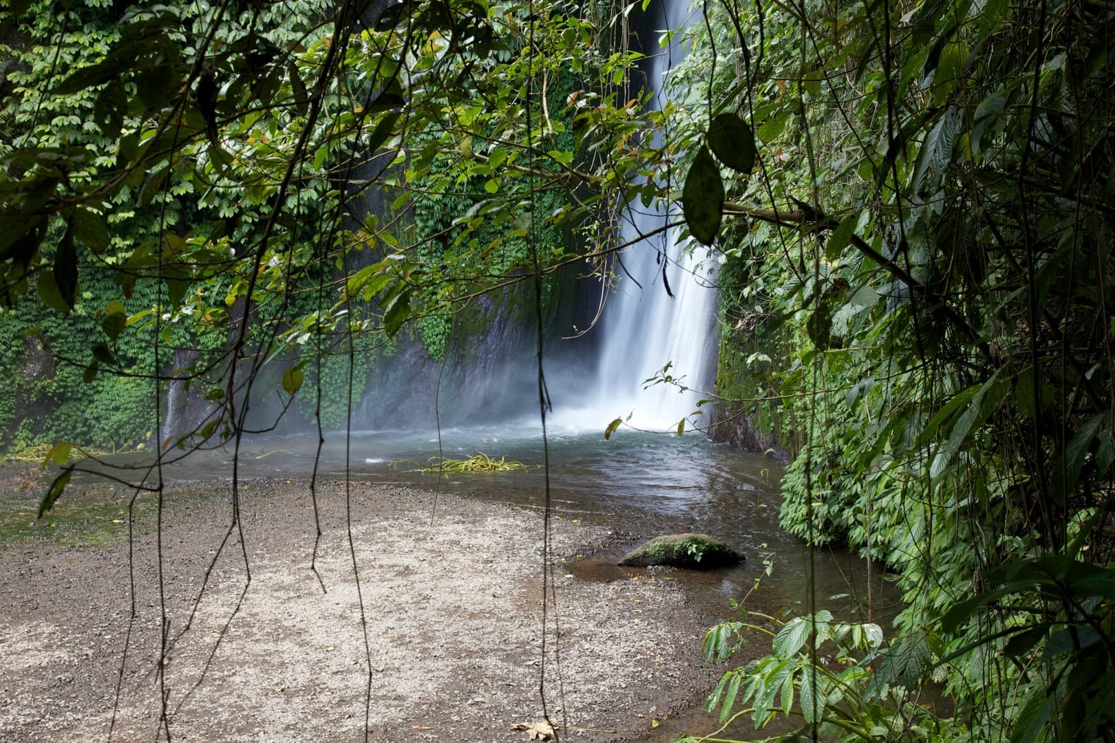 Waterval in het regenwoud bij Munduk