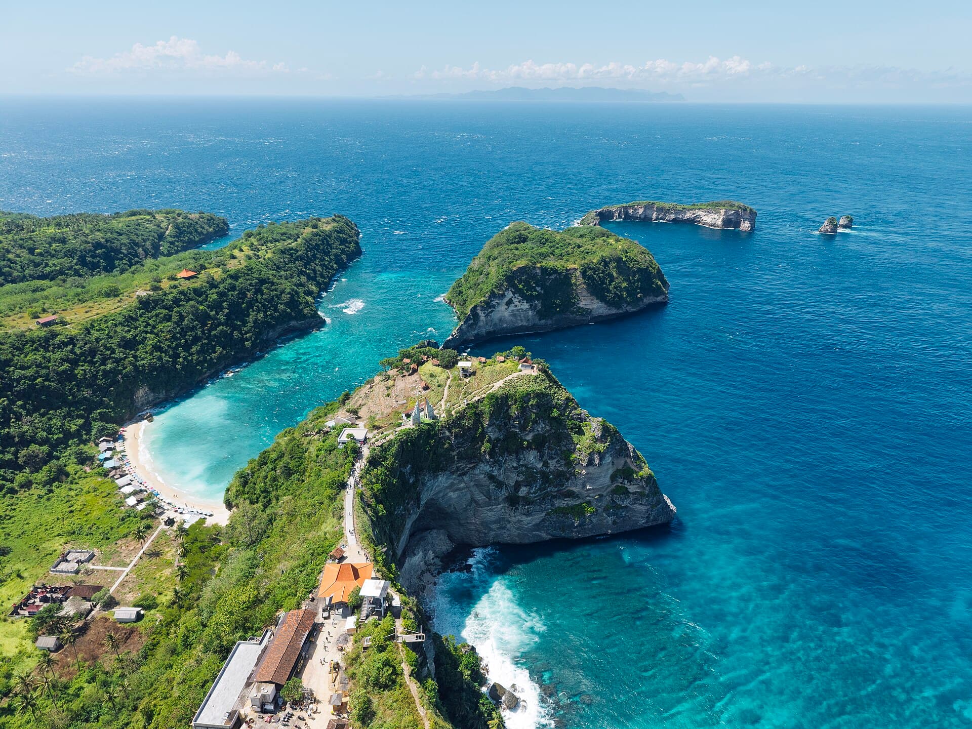 Dronefoto van Diamond Beach en Atuh Beach aan de oostkust van Nusa Penida