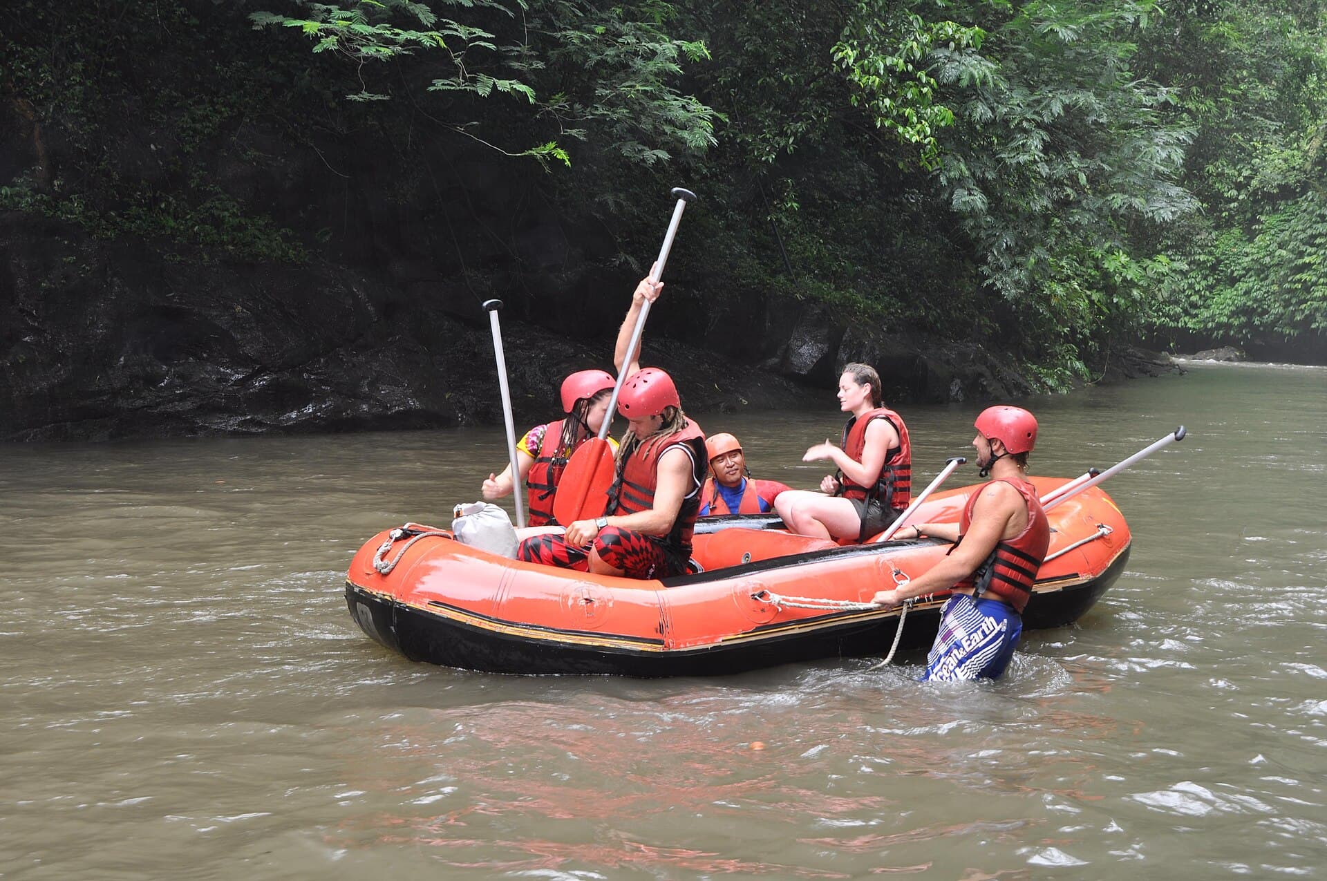 Raft met peddelaars in helmen en zwemvesten op de Ayung-rivier