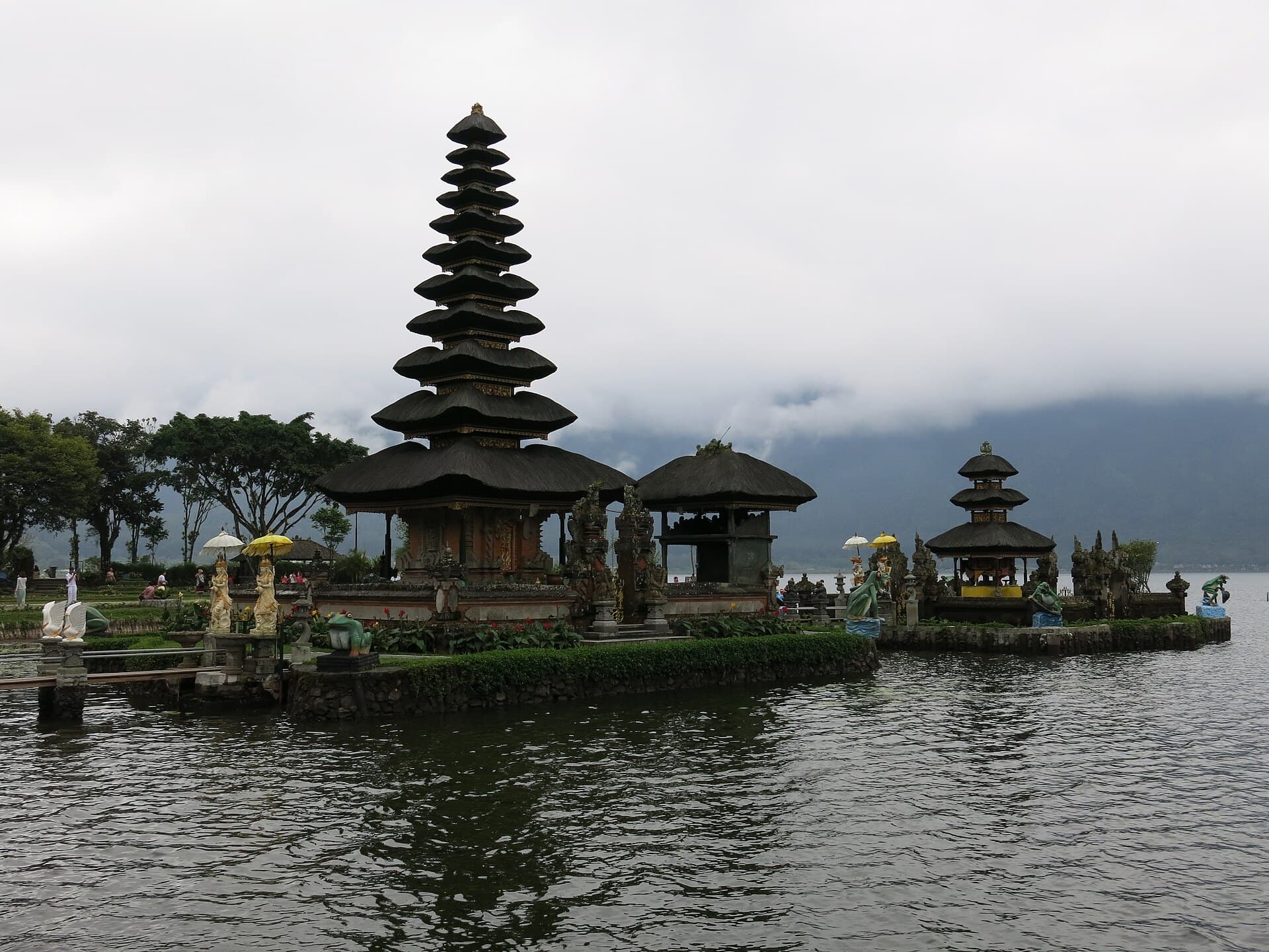 De meru-torens van de Ulun Danu Beratan-tempel aan het Bratan-meer